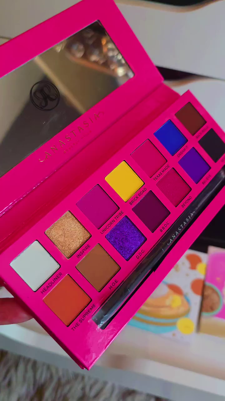 Anastasia Beverly Hills Norvina Pro Pigment Palette Vol. 1 – 25 Bold & Bright Shades with Matte, Metallic and Shimmer Finishes for Artistic Glam Look