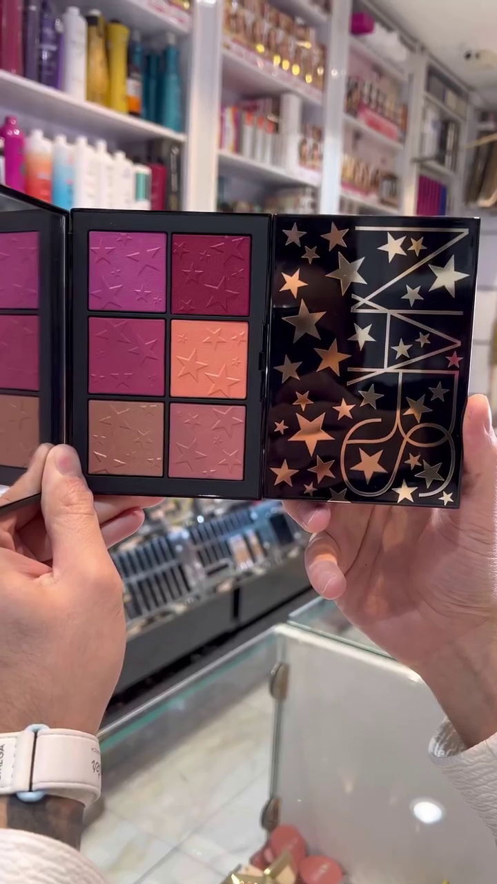 Star-Stamped Blush Palette with 6 Gorgeous Shades, Featuring Rich Pink and Peach Tones for a Perfect Flush of Color and Radiance