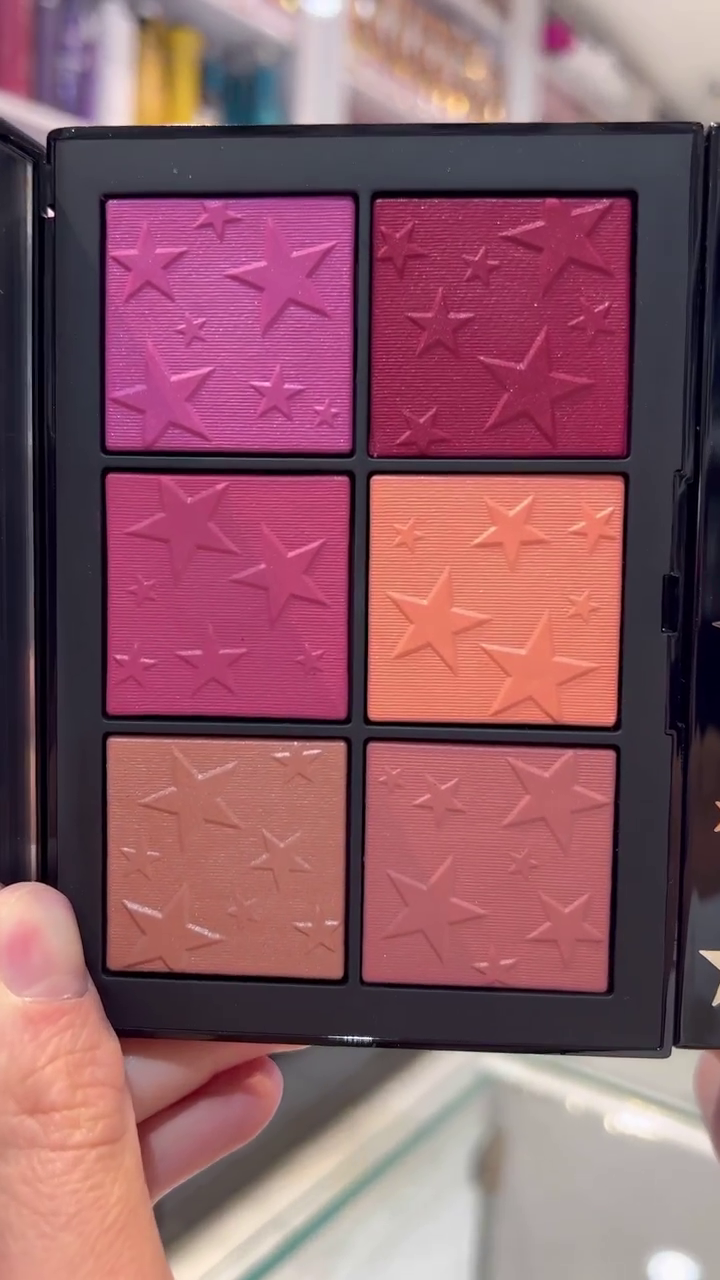 Star-Stamped Blush Palette with 6 Gorgeous Shades, Featuring Rich Pink and Peach Tones for a Perfect Flush of Color and Radiance