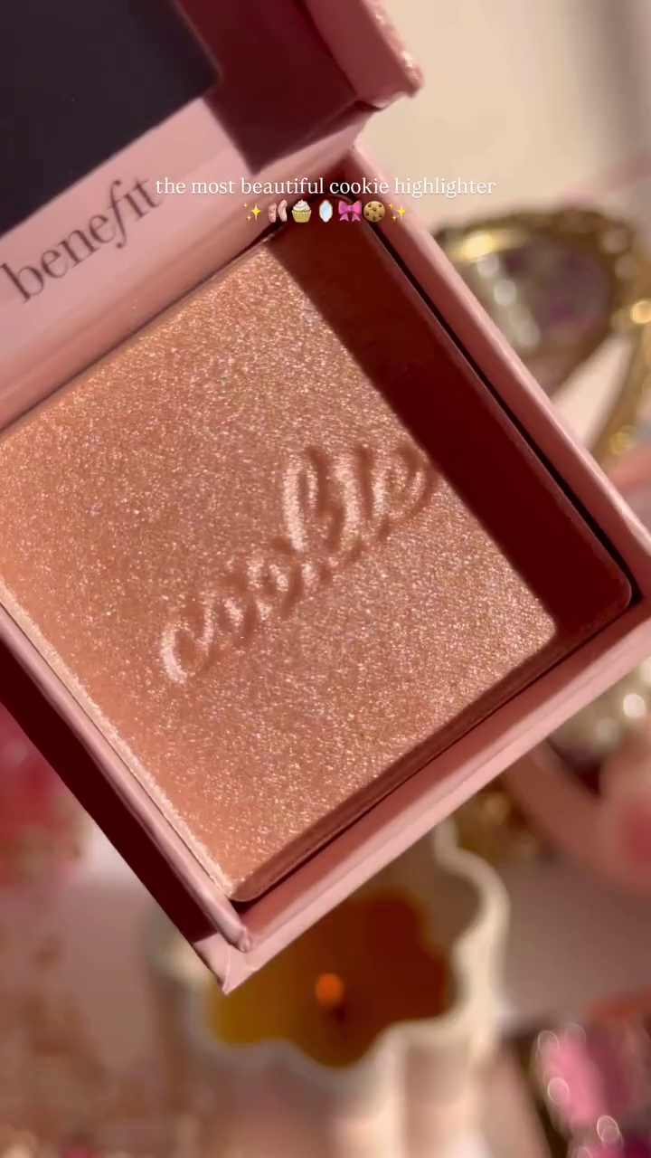 Benefit Cosmetics Cookie Highlighter – Ultra-Fine, Champagne Pearl Glow Powder for a Radiant, Luminous Finish in a Travel-Friendly Compact with Built-In Mirro
