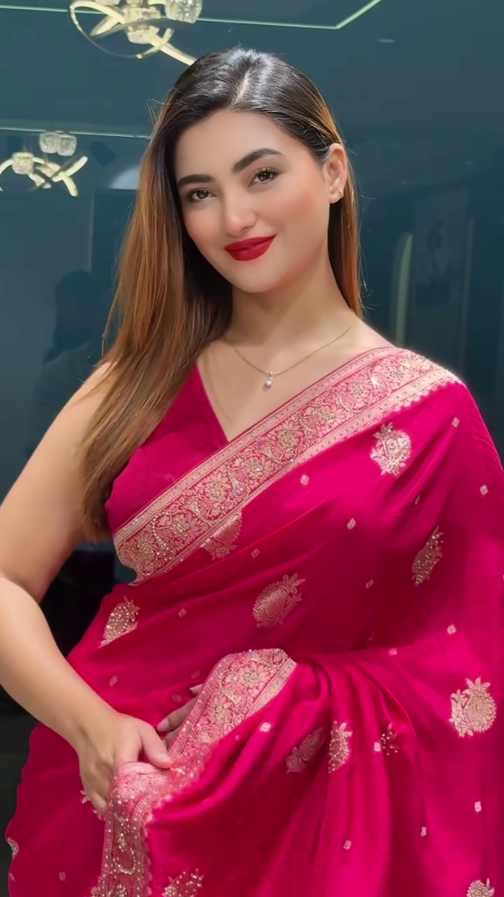 Traditional Indian Women’s Saree with Elegant Zari Embroidery and Contrast Border – Festive Wedding Party Wear Silk Blend Designer Sari with Blouse Piece