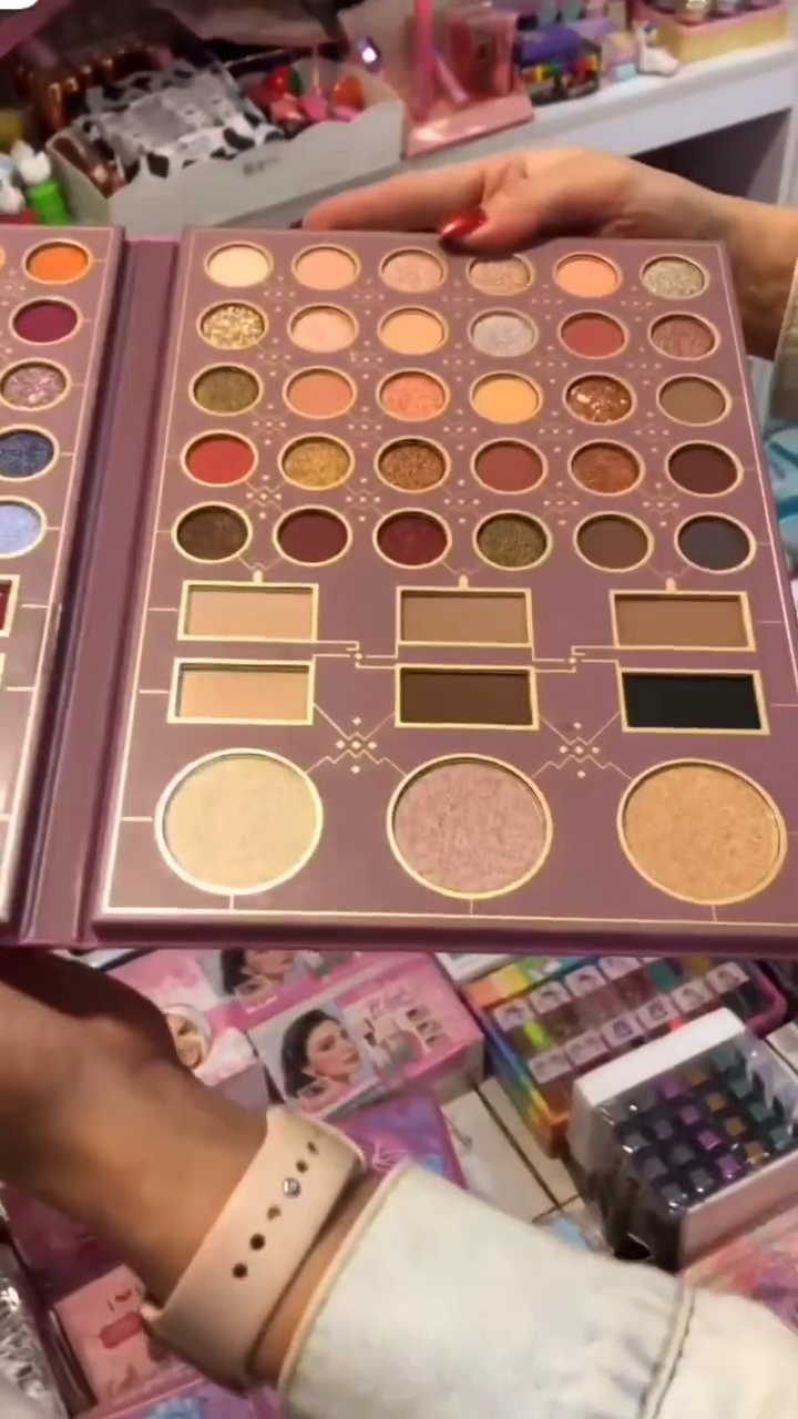 32-Color Eyeshadow Palette with Matte, Shimmer, and Glitter Shades in Bold and Neutral Tones for Versatile Eye Looks