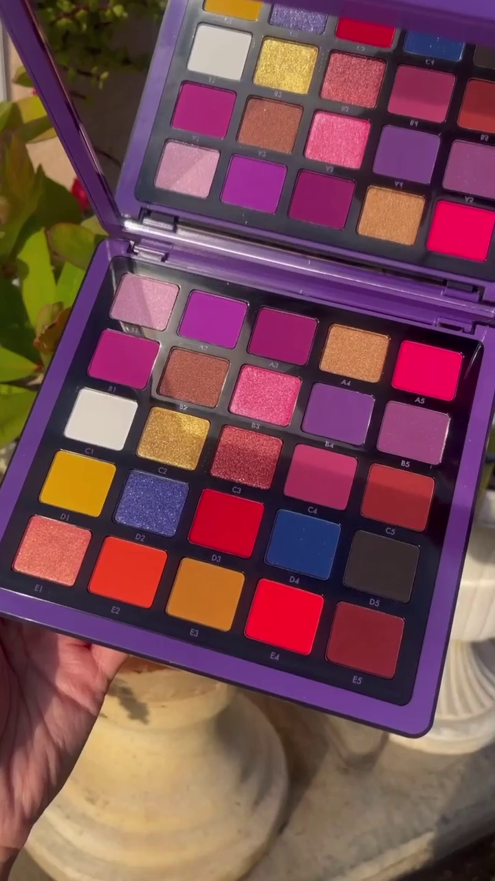 Vibrant Multi-Color Eyeshadow Palette – 25 Rich Pigmented Shades in Mattes, Shimmers, and Glitters for Bold and Creative Eye Looks