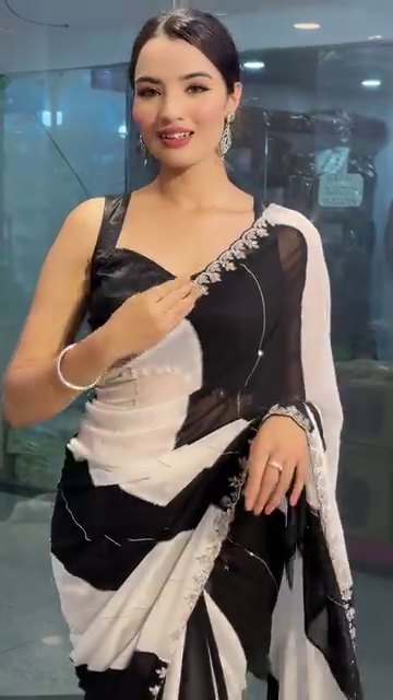 Adorable black & white color geometrical motif Intricate zari Work Party Wear Heavy Bollywood Georgette saree