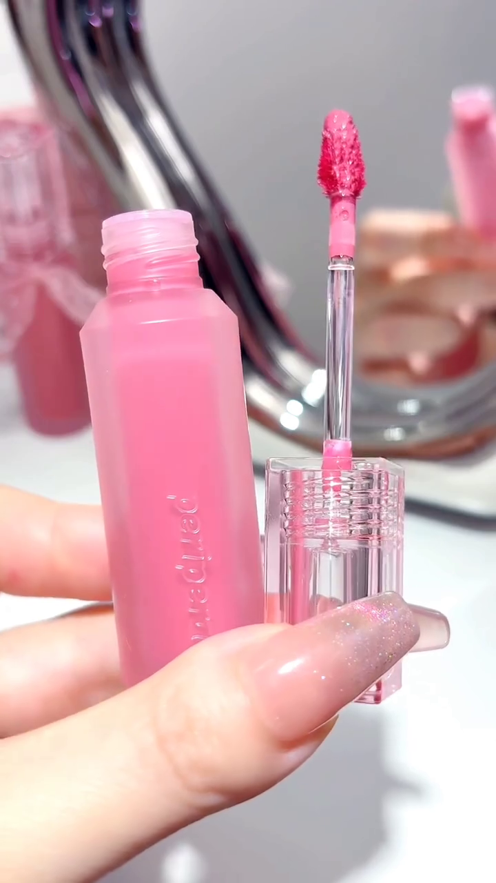 Pretty in Pink: A Lustrous Lip Gloss for a Touch of Sweet Shine