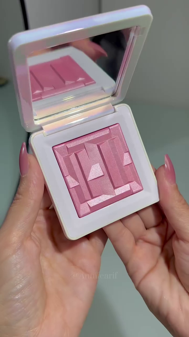 Rare Beauty Soft Pinch Blush in the Shade "Hope" – A Gorgeous Pink Blush with a Radiant Finish, Perfect for a Natural and Glowy Flush of Color.