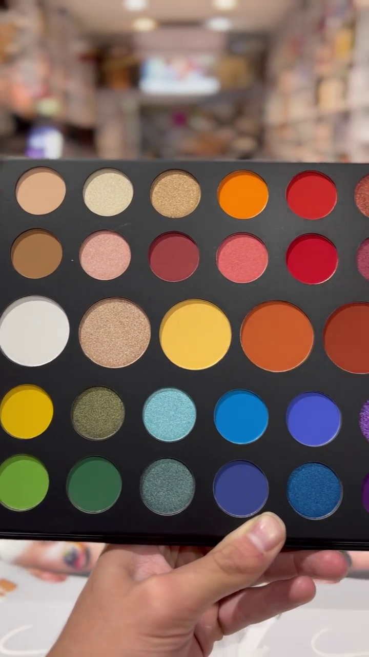 Vivid Dreams: A Bold, Full-Spectrum Eyeshadow Palette for Every Colorful Look