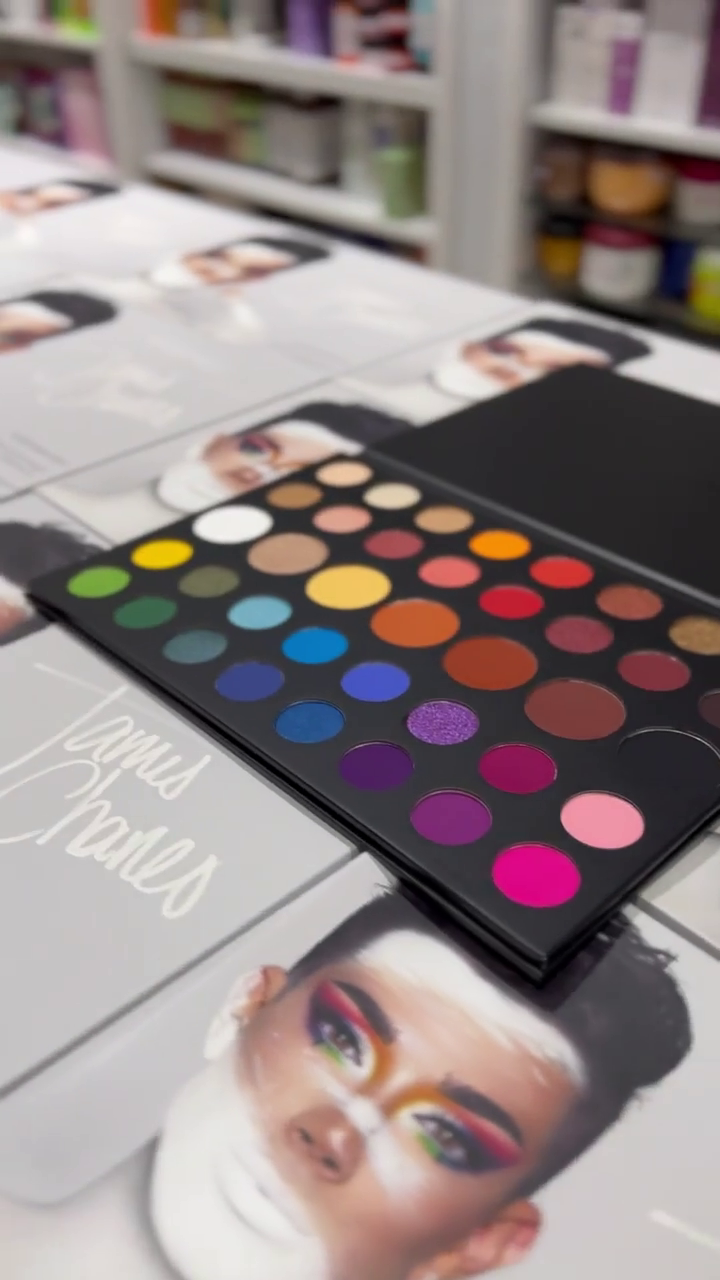 Vivid Dreams: A Bold, Full-Spectrum Eyeshadow Palette for Every Colorful Look