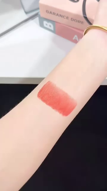 Love & Co. Glossy Lip Tint – A Moisturizing Lip Gloss with a Hint of Color and Shimmer, Perfect for a Natural, Glossy Finish.