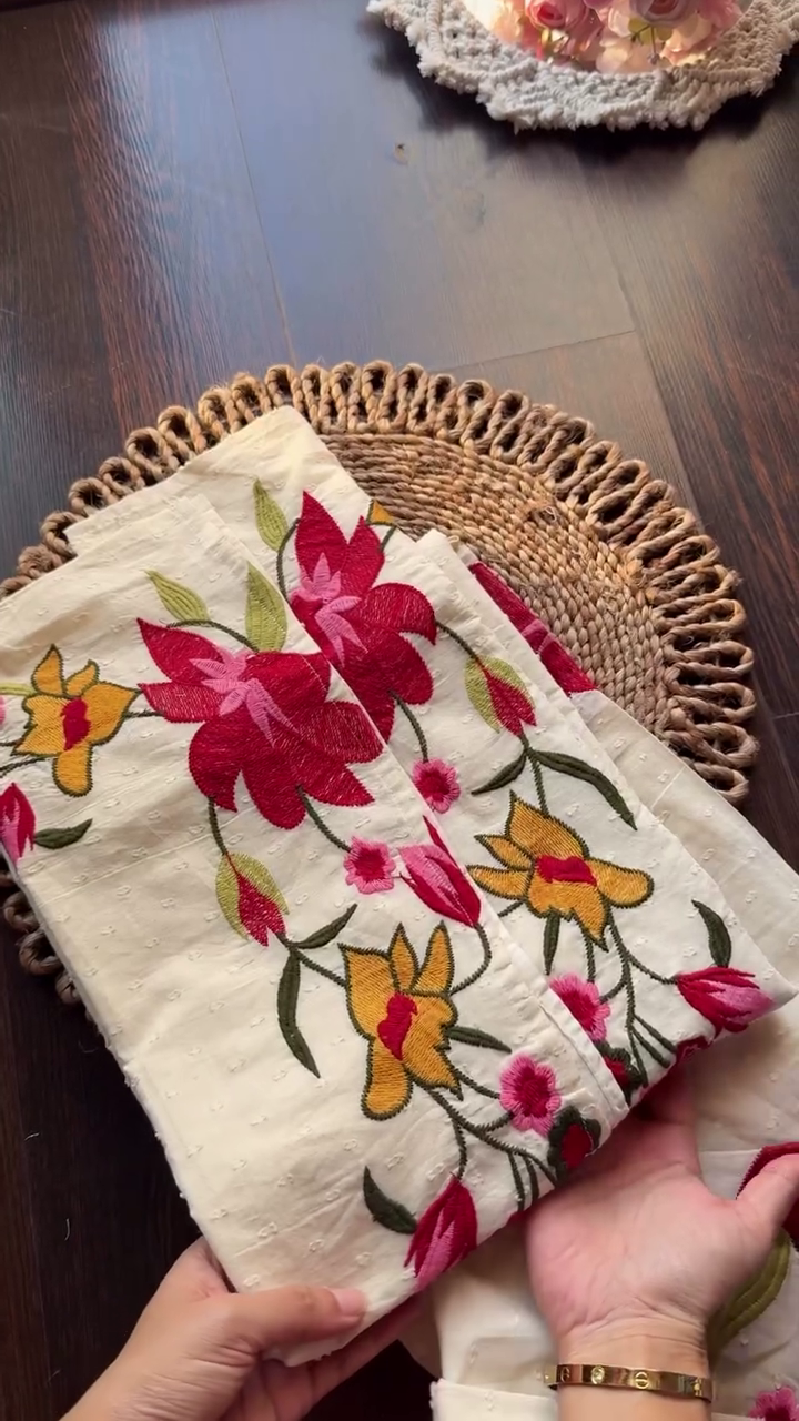 White Embroidered Kurta with Floral Detailing on Sleeves and Hem, Perfect for Casual and Festive Occasions