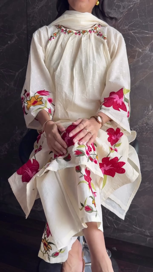White Embroidered Kurta with Floral Detailing on Sleeves and Hem, Perfect for Casual and Festive Occasions